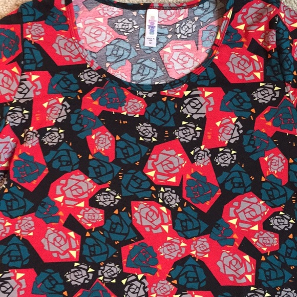 New LuLaRoe Classic Tee shirt top Roses red floral size short sleeve Medium - Picture 2 of 5